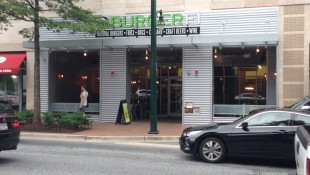 BurgerFi Outdoor Seating